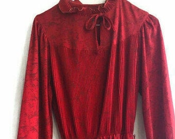 Vestido midi de los años 70 y 80, estilo disco, rojo, con cuello alto, abertura en la cerradura, plisado y manga larga. Talla 38 S