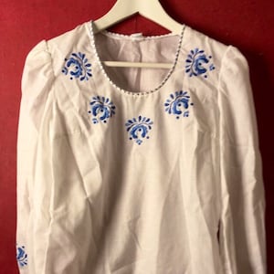 70er Bluse Bauer Bestickt Blümchen Bauer Longsleeve traditionell weiß Boho Top Gr. 36 XS
