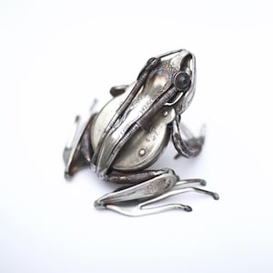Recycelte Metallfrosch Skulptur: Maßgeschneiderte Tierkunst
