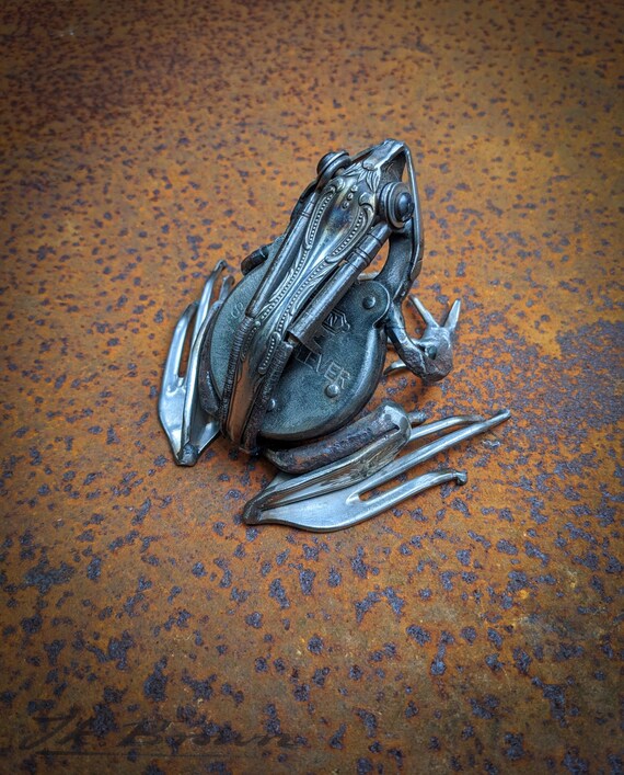 中南米アンティーク　体の幾何学模様が美しく芸術的なカエルの金属製オブジェ 中南米アンティーク 体の幾何学模様が美しく芸術的なカエルの金属製