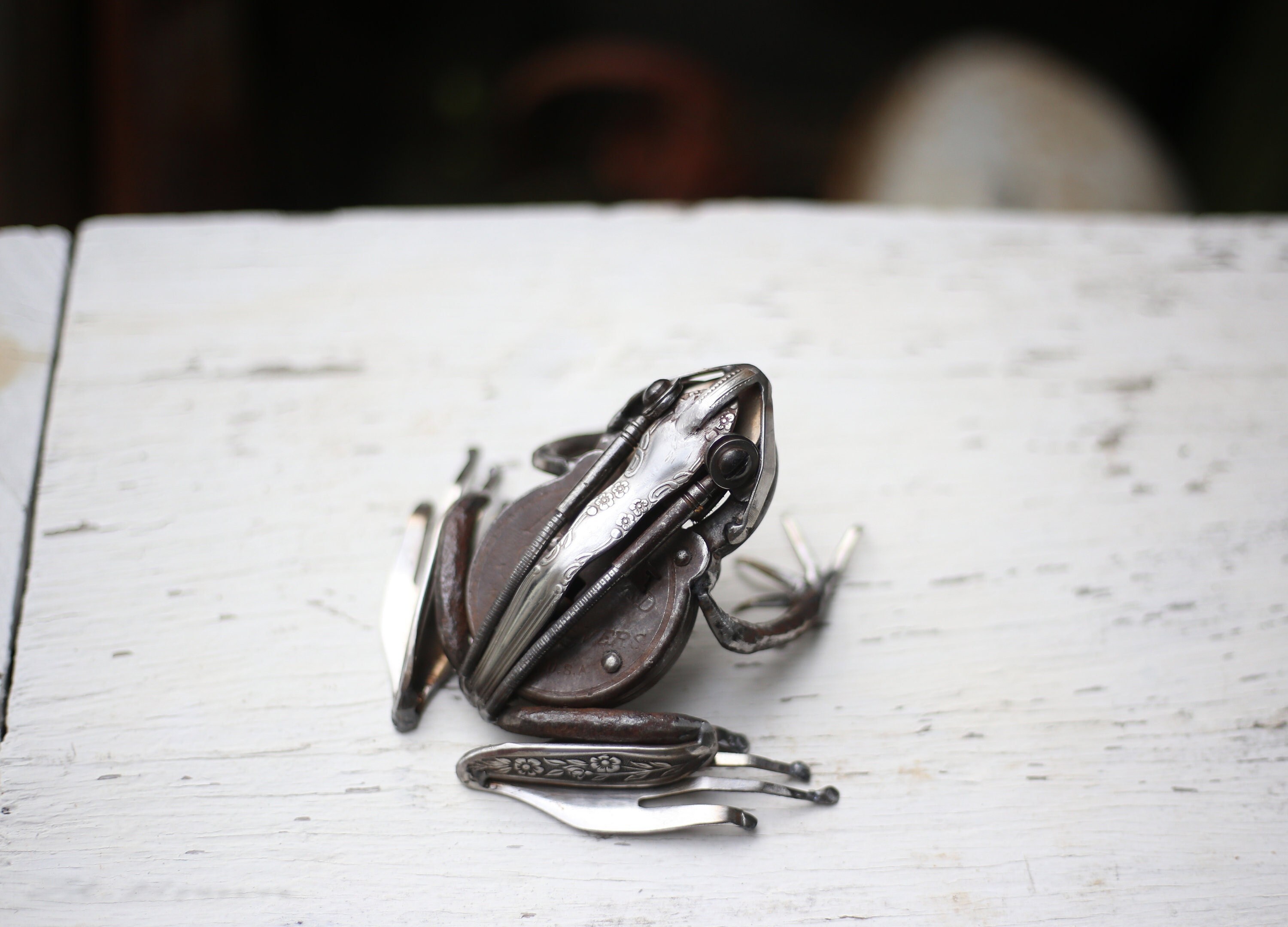 リサイクルスクラップメタルのカエル彫刻：オーダーメイドの動物アート