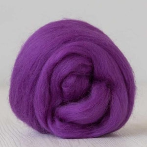 18,5 Micron 50gr - 1.8 oz  Super Fine Wool merino tops. Color: Theatre
