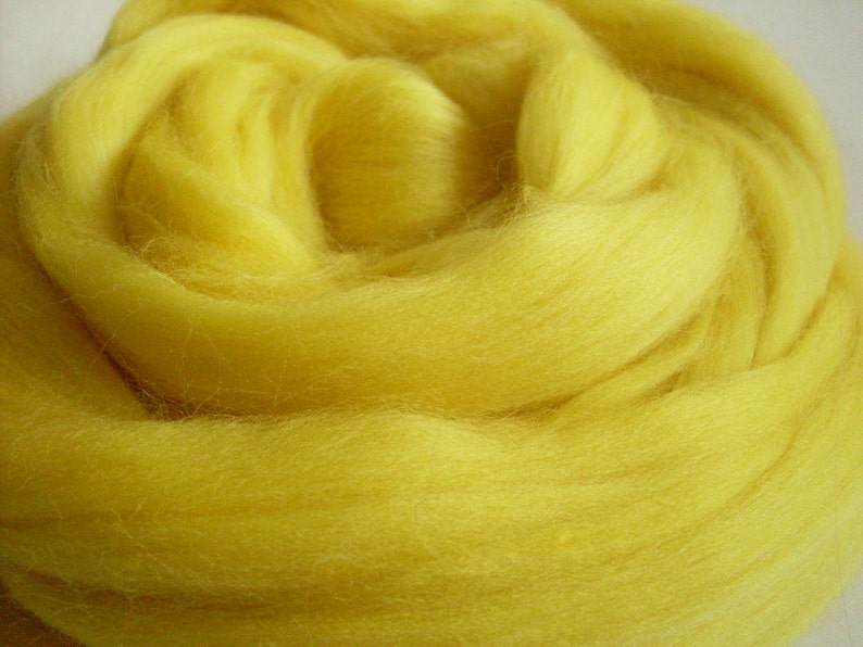 18,5 Micron 50gr 1.8 oz Super Fine Wool merino tops. Color: Citron image 2