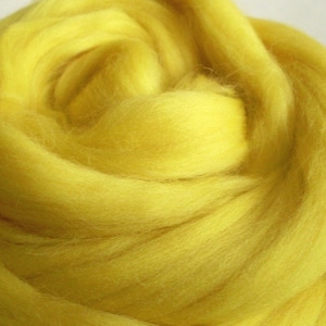 18,5 Micron 50gr 1.8 oz Super Fine Wool merino tops. Color: Citron image 1