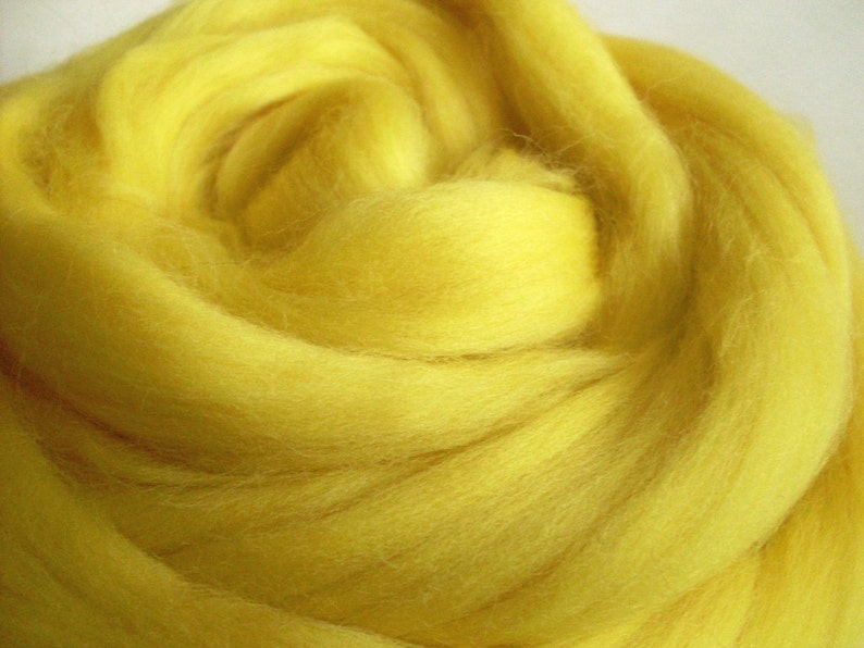 18,5 Micron 50gr 1.8 oz Super Fine Wool merino tops. Color: Citron image 1