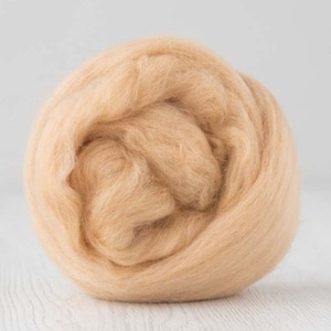 18,5 Micron 50gr - 1.8 oz  Super Fine Wool merino tops. Color: Dune