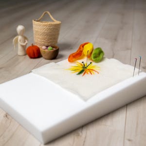 Cuscino ergonomico a cuneo in schiuma per infeltrimento ad ago, 30 x 40 cm, supporto per polso, tappetino per modellare in lana, borsa portaoggetti nera con coulisse inclusa.
