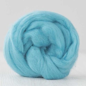 18,5 Micron 50gr - 1.8 oz  Super Fine Wool merino tops. Color: Water