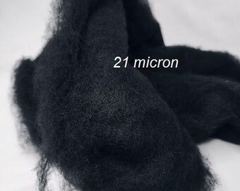 50 gr-1,76 oz Gekaarde merinowol, viltwol, voor spinnen en naaldvilten, 21 micron. Kleur: zwart