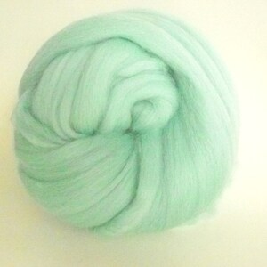 18,5 Micron 50gr - 1.8 oz  Super Fine Wool merino tops. Color: Paradise