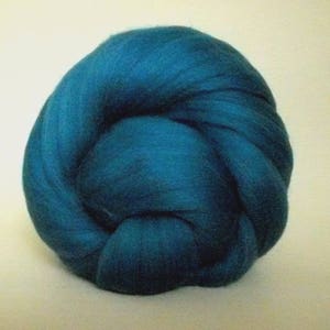 18,5 Micron 50gr - 1.8 oz  Super Fine Wool merino tops. Color: bay