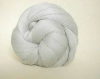 18,5 micron, 50 gr - 1,8 oz merinowol van superfijne wol. Kleur: wolk