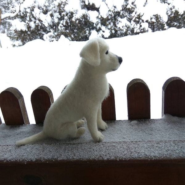 Aiguille feutrée réaliste chien Sculpture blanc Labrador OOAK décor à la maison Pet perte chien mémorial cadeau chien amoureux cadeau
