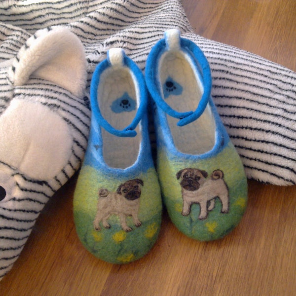 Comfortable women felted shoes Pug dogs with movable strap Blue Green Brown White House felt slippers Eco friendly Girl woollen indoor shoes