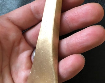 Smal yxa från tidig bronsålder. Naturlig storlek.