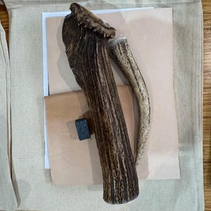 Kit de tallado de sílex primitivo: Crea herramientas de piedra antiguas y aprende técnicas de supervivencia prehistóricas.