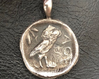 Colgante de plata de ley con diseño de moneda de búho griego de Atenas