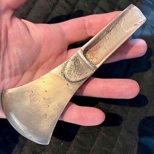 Bronzezeitliche Axt-Replik. Lebensgroß. Massiv Bronze.