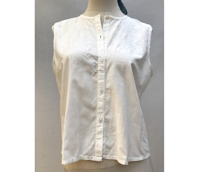 1970s white cotton floral embroidered sleeveless Indian Blouse // Mod eyelet cotton blouse //size e u38 uk 10 us 6 image 7