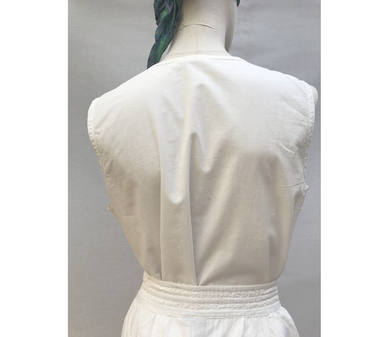 1970s white cotton floral embroidered sleeveless Indian Blouse // Mod eyelet cotton blouse //size e u38 uk 10 us 6 image 6