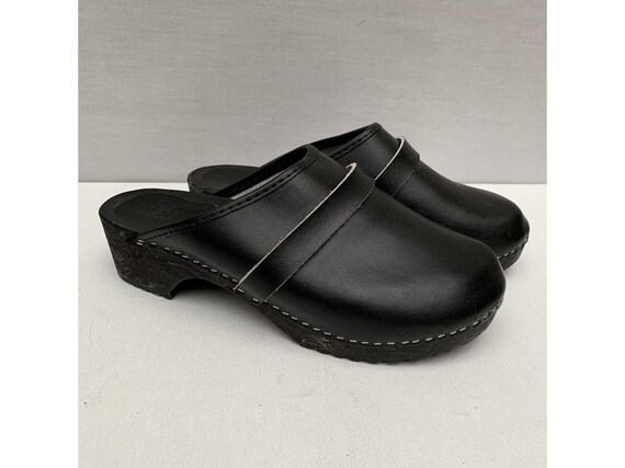 vintage black leather CLOGS / slip ons clogs / woo