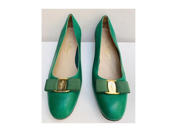 vintage 80s FERRAGAMO italian PUMPS // green leat