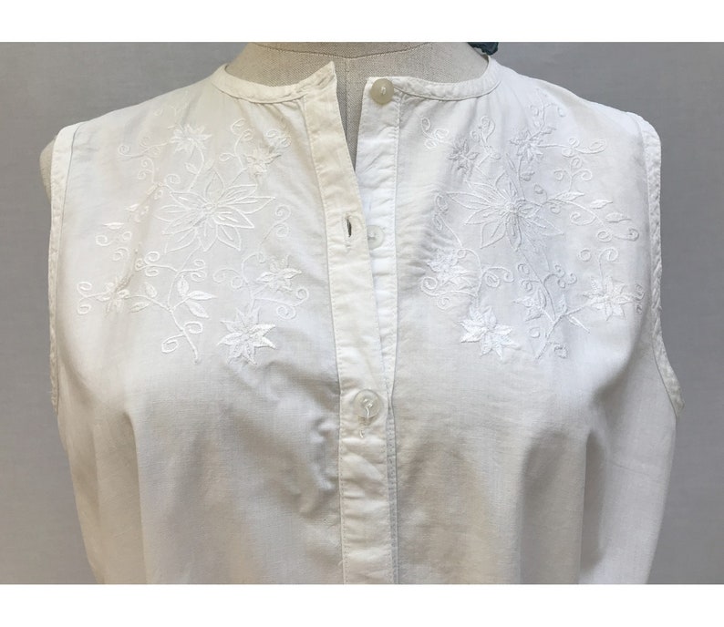 1970s white cotton floral embroidered sleeveless Indian Blouse // Mod eyelet cotton blouse //size e u38 uk 10 us 6 image 4