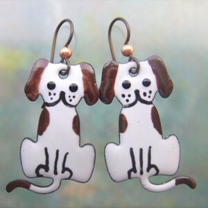 Pendientes de perro esmaltados pintados a mano: Joyas de beagle