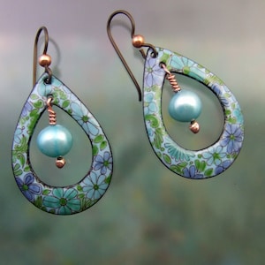 Spring Daisy Earrings with cultured pearls, Mother&#39;s Day Gift, Easter Gift, hand-painted enamel earrings
