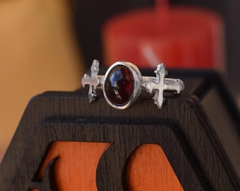 cross ring with garnet size 7.5US