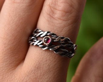 braided ring with garnet//size: 8 1/2 US