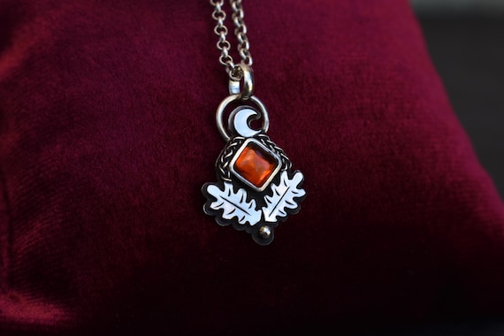 oak necklace with a.