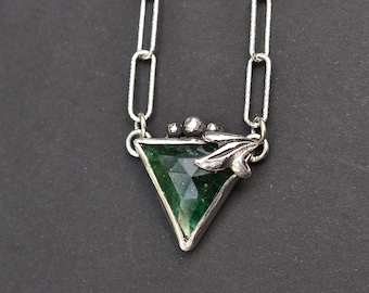 Nephrite necklace with baroque detail