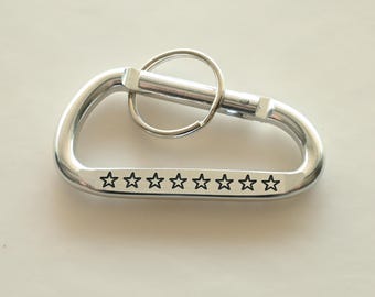 Gepersonaliseerd cadeau met karabijnhaak – gegraveerd jubileumaandenken met sterontwerp – aangepaste voor- en achterkant