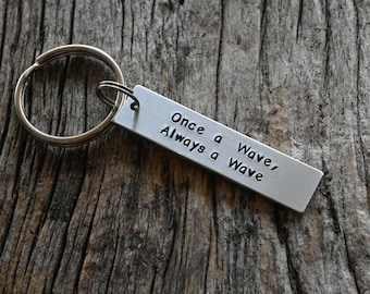 Gepersonaliseerde zwemteamsleutelhanger - aangepaste coördinaten gegraveerd zwemcadeau - aandenken zwemmer