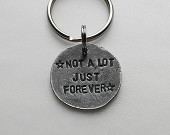 Gepersonaliseerde tinnen sleutelhanger: cadeau gegraveerd citaat