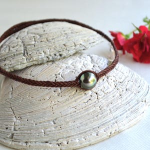 Ras de cou en cuir tressé avec perles de Tahiti : élégant collier fait main