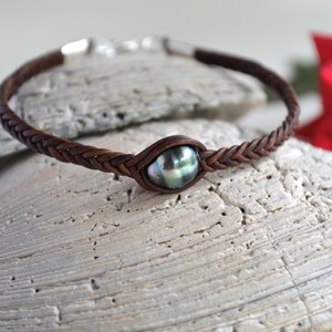 Bracciale in pelle intrecciata con perle di Tahiti: elegante gioiello unisex