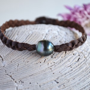 Bracciale con perle di Tahiti: gioiello unisex in pelle australiana intrecciata