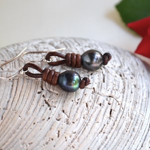 Boucles d&#39;oreilles en cuir de perles de Tahiti : pendentifs bohèmes en argent sterling