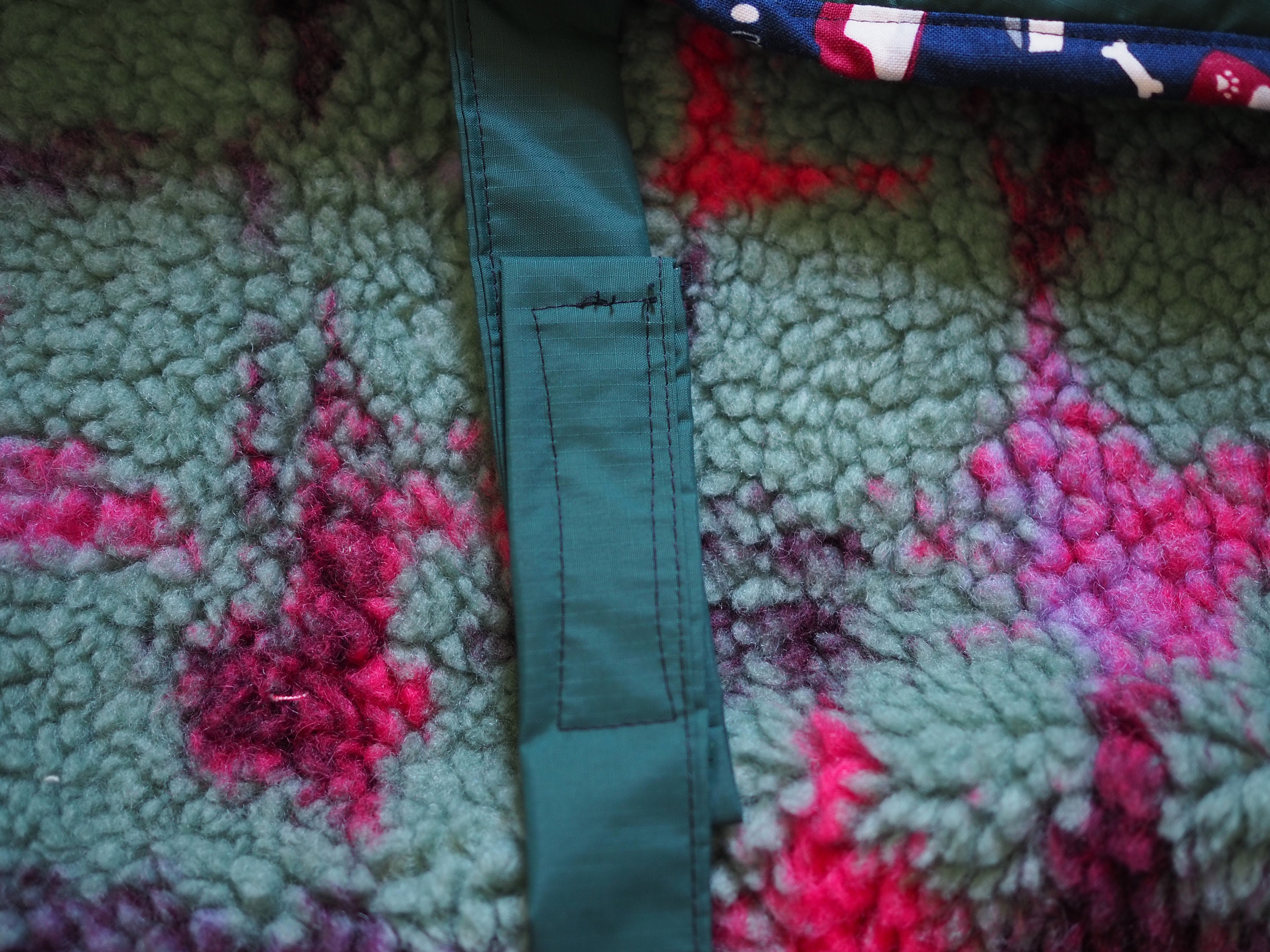 Britische grüne Hund Mantel Medium mit Apple Airtag Beutel Etsy