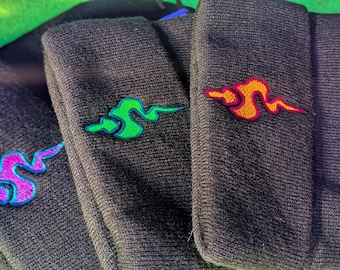 Czapka beanie z czarnym, haftowanym wzorem węglowym