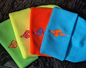 Świecąca, haftowana neonowa czapka z logo