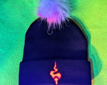 Świecąca, haftowana neonowa czapka z tęczowym pufem