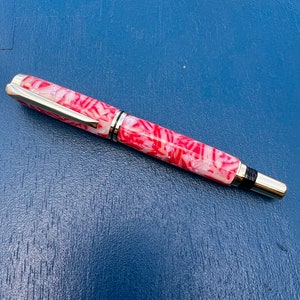 Handgedraaide ambachtelijke pen: rood, fushia en parelmoer
