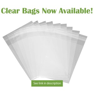 Pu&ograve; includere: Un set di sacchetti di plastica trasparenti con chiusura a zip. I sacchetti sono disposti a ventaglio. Il testo "Clear Bags Now Available!" &egrave; scritto in lettere verdi nella parte superiore dell'immagine. Il testo "See link in description" &egrave; scritto in lettere verdi nella parte inferiore dell'immagine.