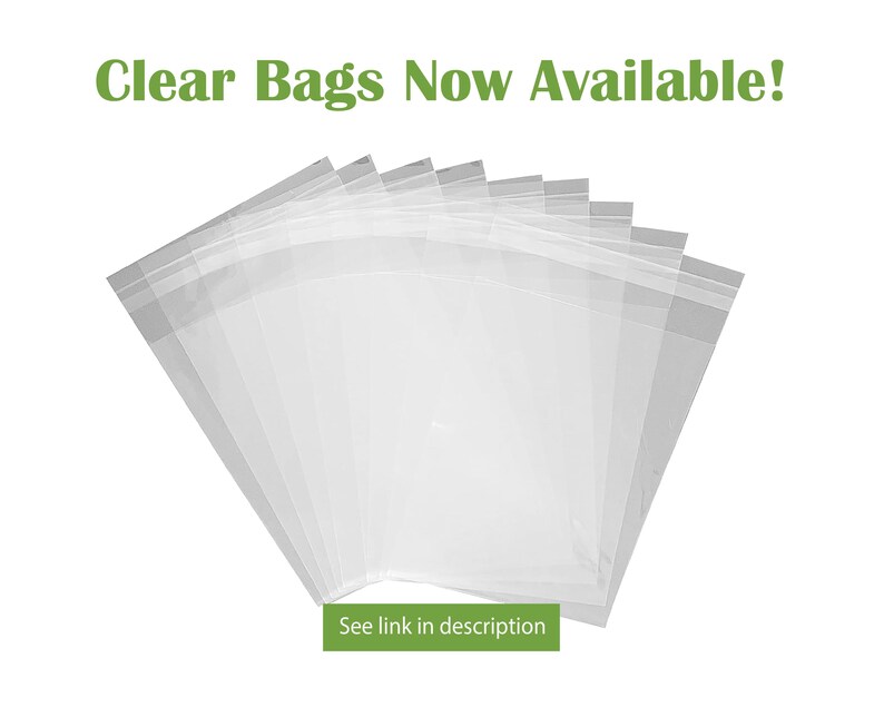 Pu&ograve; includere: Un set di sacchetti di plastica trasparenti con chiusura a zip. I sacchetti sono disposti a ventaglio. Il testo "Clear Bags Now Available!" &egrave; scritto in lettere verdi nella parte superiore dell'immagine. Il testo "See link in description" &egrave; scritto in lettere verdi nella parte inferiore dell'immagine.