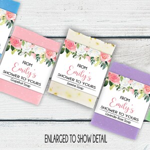 Pu&ograve; includere: Cinque saponette avvolte in carta con motivo floreale con etichette che recitano "From Emily's Shower to Yours" con il profumo di ogni sapone elencato sotto. I saponi sono dei seguenti colori: azzurro, rosa, bianco, viola e verde.