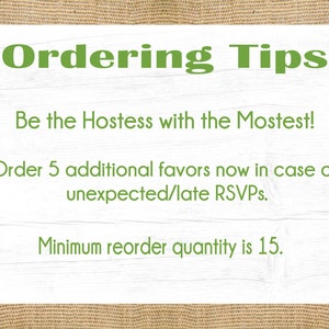 Pu&ograve; includere: Un cartello di legno bianco con testo verde che dice "Ordering Tips". Il cartello ha il seguente testo: "Be the Hostess with the Mostest! Order 5 additional favors now in case of unexpected/late RSVPs. Minimum reorder quantity is 15."