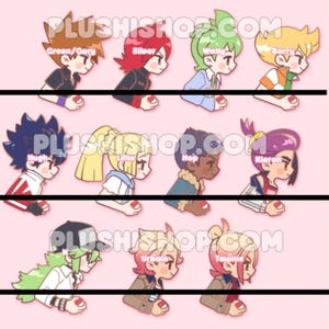 以下が含まれることがあります： 淡いピンクの背景に3列で配置された11人のちびキャラのデジタルイラスト。各キャラクターは小さな赤と白の球体を持っています。画像にはPLUSHISHOP.COMの文字が重ねられており、Green/Gary、Silver、Wally、Barry、Hugh、Lillie、Hop、Kieran、N、Urbain、Tawnieという名前が各キャラクターに添えられています。
